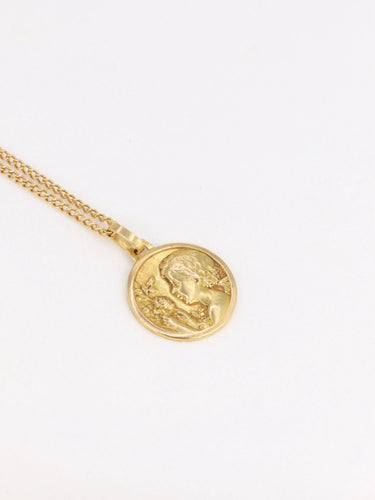 Pendentif Médaille ancienne en or figurant la fillette à la rose 58 Facettes 801