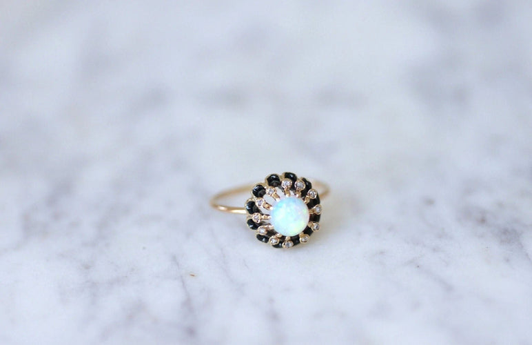 Bague Bague en or rose, opale, diamants et émail 58 Facettes