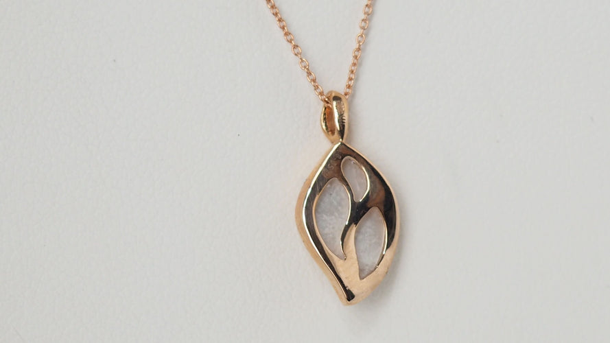 Collier Collier en or rose et nacre 58 Facettes 31596