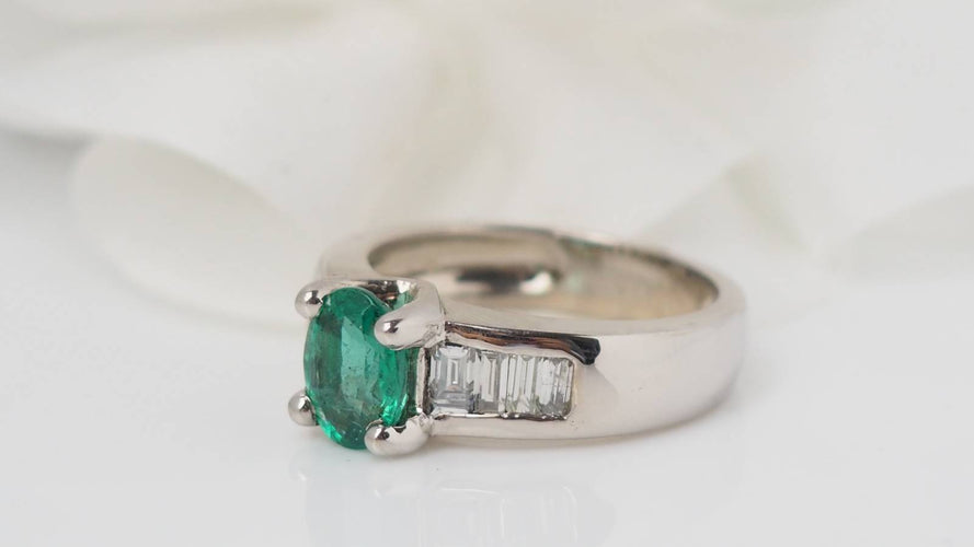 Bague Bague émeraude et diamants baguettes 58 Facettes 4162