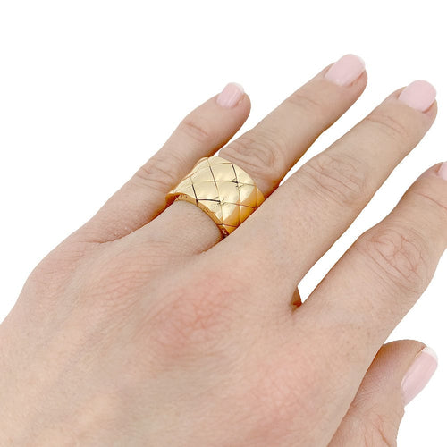 Bague 55 Bague Chanel, Matelassé, or jaune. 58 Facettes 32480