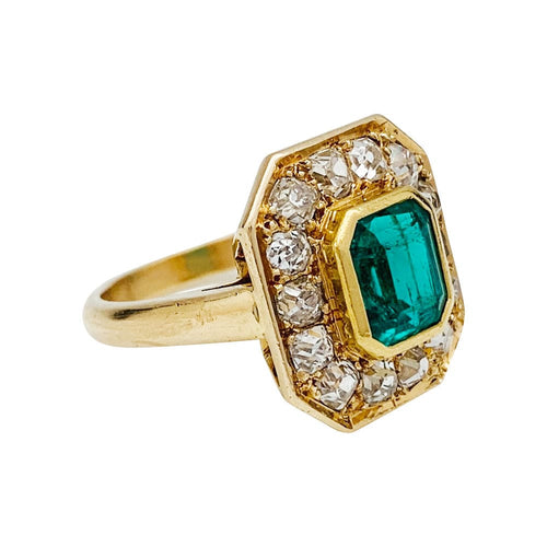 Bague 48 Bague en or jaune, émeraude et diamants. 58 Facettes 30985