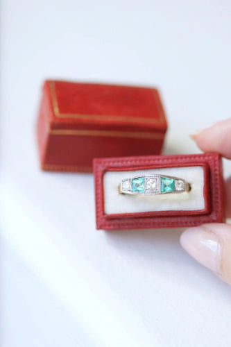 Bague Bague jarretière diamants et émeraudes 58 Facettes