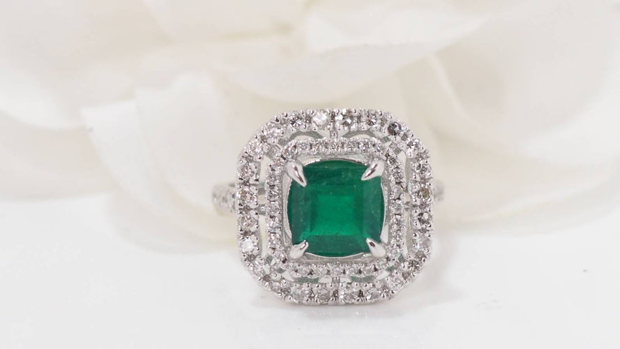 Bague 54.5 Bague en or blanc sertie d'une émeraude et diamants 58 Facettes F4947