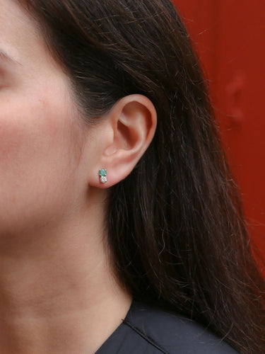 Boucles d'oreilles Paire de puces d'oreilles vintage or blanc, diamants et émeraudes 58 Facettes J89