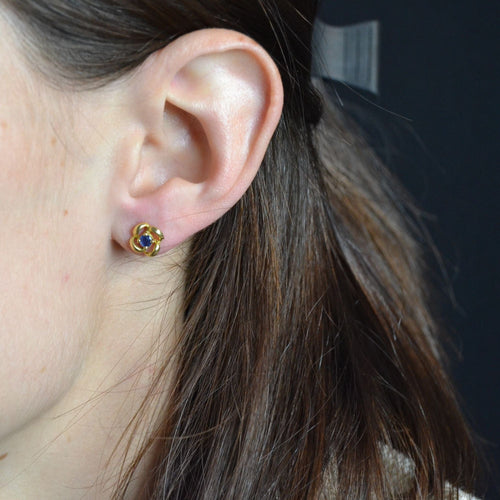 Boucles d'oreilles Puces d'oreilles fleurs saphirs or jaune 58 Facettes 19-020A