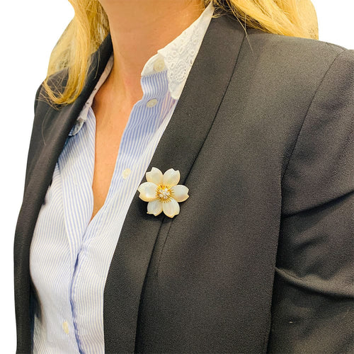 Broche Broche Van Cleef & Arpels " Rose de Noël" en or jaune, diamants et nacre. 58 Facettes 31835