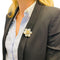 Broche Broche Van Cleef & Arpels " Rose de Noël" en or jaune, diamants et nacre. 58 Facettes 31835