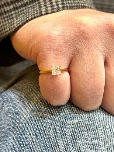 Bague 50 Solitaire en or jaune 18 carats diamants princesse 58 Facettes