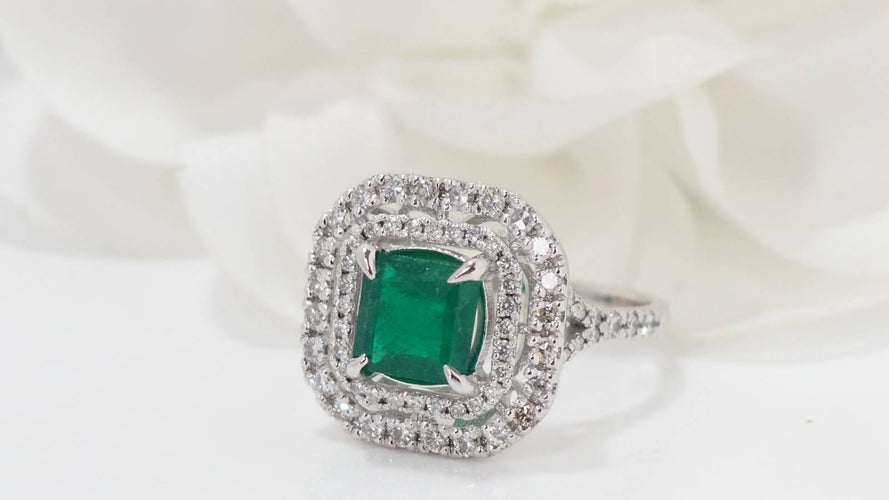 Bague 54.5 Bague en or blanc sertie d'une émeraude et diamants 58 Facettes F4947