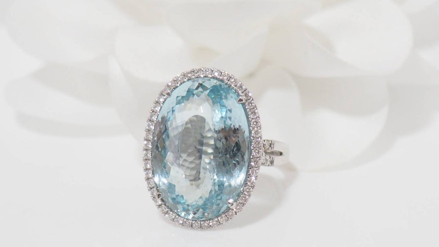 Bague Bague entourage or blanc aigue-marine diamants 58 Facettes 31615