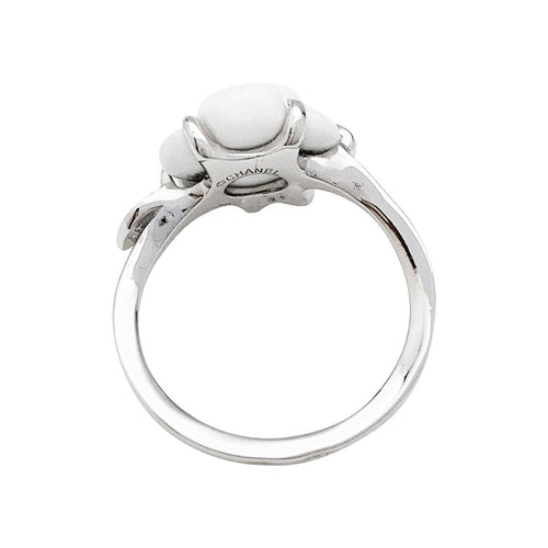 Bague 50 Bague Chanel "Camélia" en or blanc, agate blanche et diamants. 58 Facettes 30917