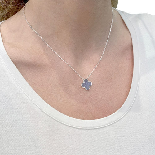 Collier Collier Van Cleef & Arpels, Vintage Alhambra, or blanc, calcédoine. 58 Facettes 32417