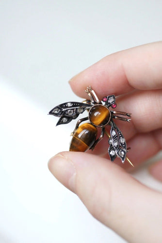 Broche Broche ancienne abeille oeil de tigre et diamants 58 Facettes