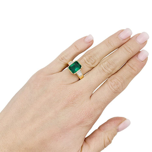 Bague 56 Bague, or jaune, émeraude et diamants. 58 Facettes 33327
