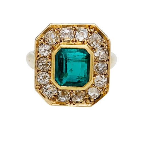 Bague 48 Bague en or jaune, émeraude et diamants. 58 Facettes 30985