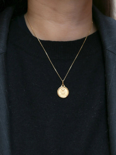 Pendentif AUGIS - Médaille L'originale en or Plus qu'hier, moins que demain 58 Facettes J234