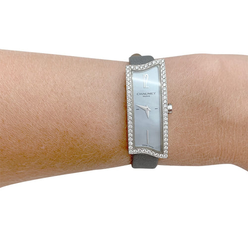 Montre Montre Chaumet "Frisson" en or blanc, diamants et nacre. 58 Facettes 31582