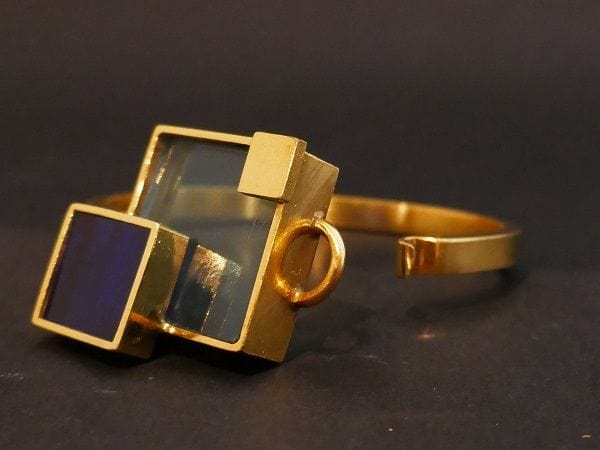 Bracelet Bracelet en métal doré et plexis bleu clair et bleu foncé. 58 Facettes 1035055