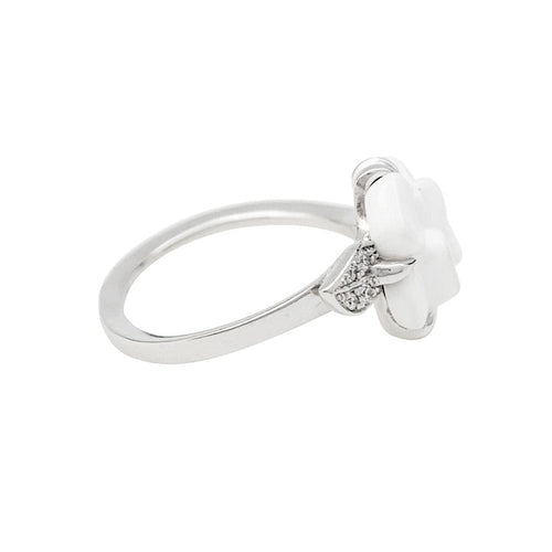 Bague 50 Bague Chanel "Camélia" en or blanc, agate blanche et diamants. 58 Facettes 30917
