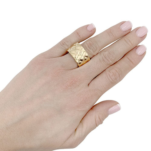Bague 55 Bague Chanel, Matelassé, or jaune. 58 Facettes 32480