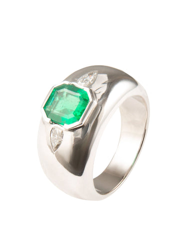 Bague 53 Bague Emeraude et diamants, or gris et platine 58 Facettes