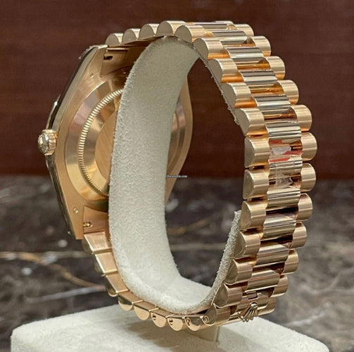 Montre ROLEX - MONTRE DAY DATE II OR ROSE 41 mm RUBIS ET DIAMANTS 58 Facettes RÉF 10008/23