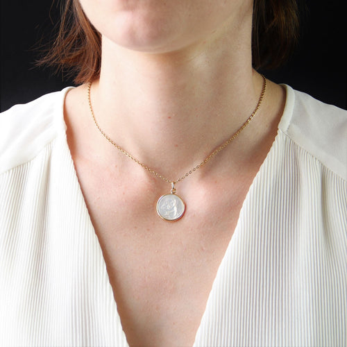 Pendentif Médaille or jaune nacre Ange à l'agneau 58 Facettes 23-140