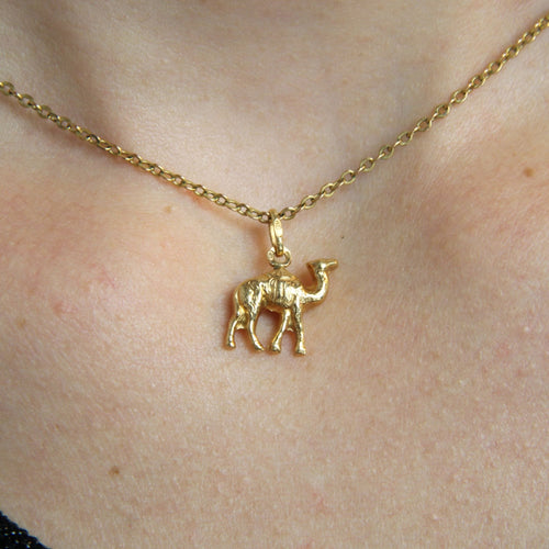 Pendentif Pendentif breloque dromadaire or 58 Facettes 18-016C