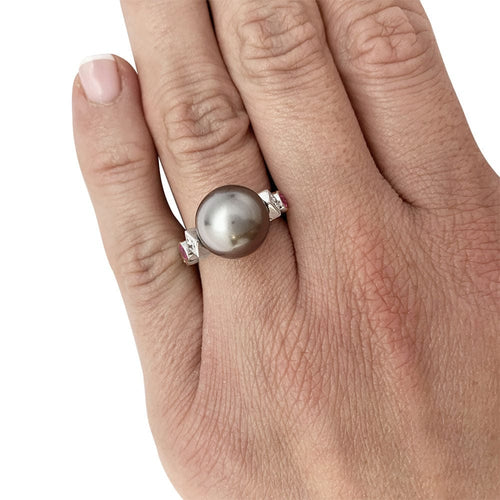 Bague 48 Bague Chaumet, "Clarisse", or blanc, perle de Tahiti. 58 Facettes 30824
