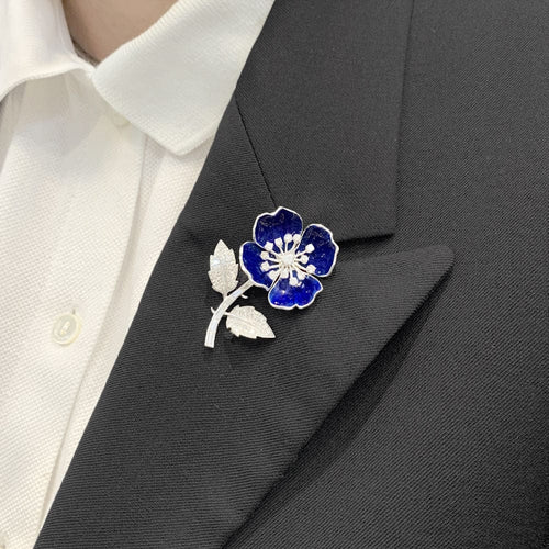 Broche Clip Boucheron, "Eglantine", en or blanc, platine, émail et diamants. 58 Facettes 33342