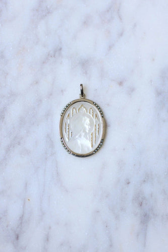 Pendentif Médaille ancienne Art Déco Vierge sur nacre, or blanc, et perles 58 Facettes