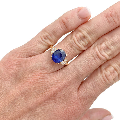 Bague 53 Bague Mauboussin, centrée d'un saphir ovale encadré de diamants. 58 Facettes 31233
