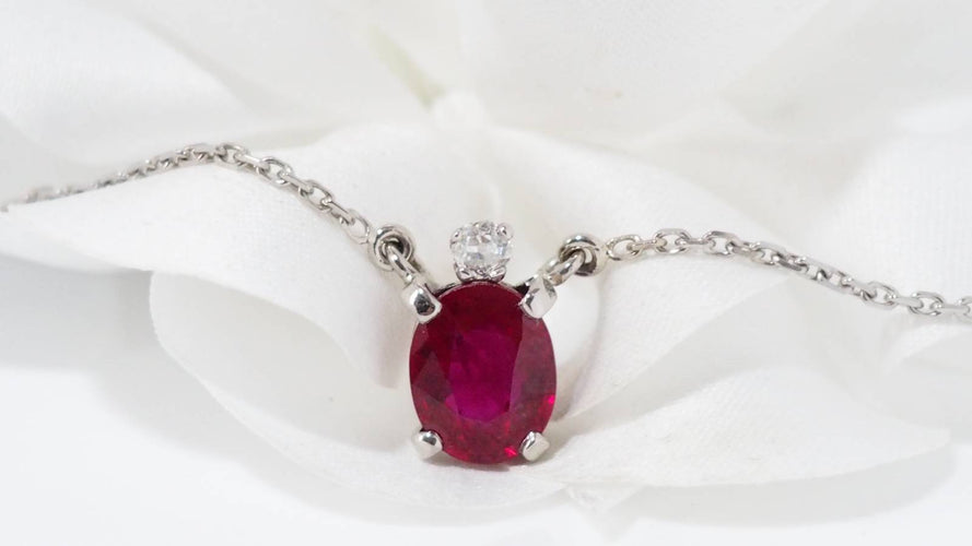 Collier Collier Pendentif or blanc, Rubis ovale et diamant 58 Facettes F4915