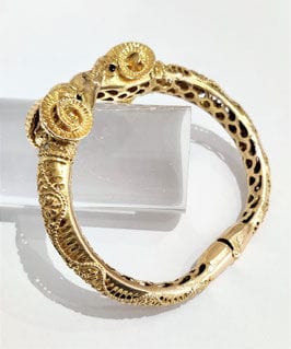 Bracelet Bracelet têtes de béliers en or jaune, diamants, saphirs, rubis 58 Facettes 1-899/2