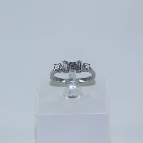 Bague 52 Bague Or blanc Diamants ronds et baguettes 58 Facettes