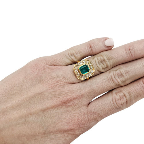 Bague 48 Bague en or jaune, émeraude et diamants. 58 Facettes 30985