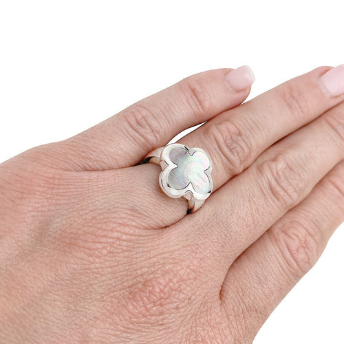 Bague 48 Bague Van Cleef & Arpels modèle "Pure Alhambra" en or blanc, nacre grise. 58 Facettes 31353