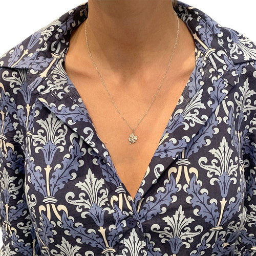 Collier Collier et pendentif Dodo "Trèfle" en or blanc et diamants. 58 Facettes 31734