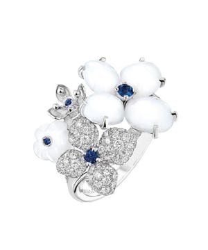 Bague CHAUMET - Bague Hortensia or blanc, diamants, saphirs 58 Facettes 082947