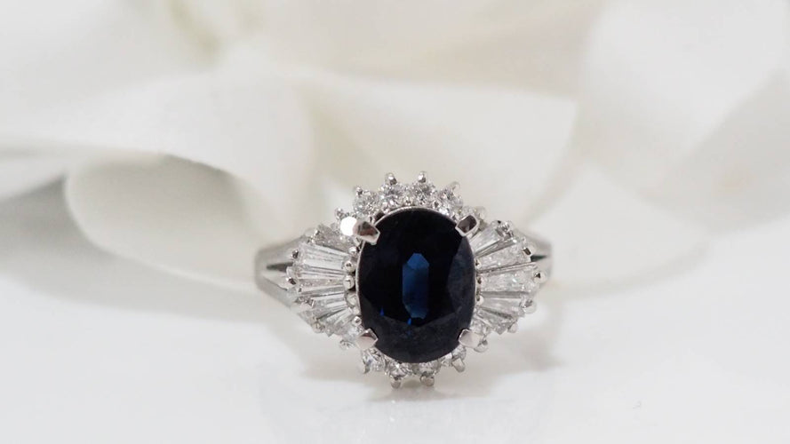 Bague Bague or blanc, saphir ovale et diamants brillants et trapèzes 58 Facettes 31010