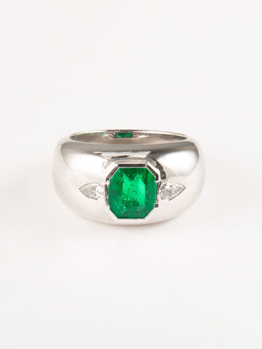 Bague 53 Bague Emeraude et diamants, or gris et platine 58 Facettes
