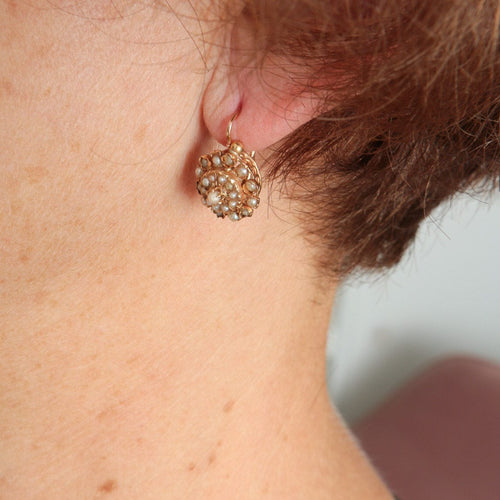 Boucles d'oreilles Paire de dormeuses anciennes, serties de perles 58 Facettes