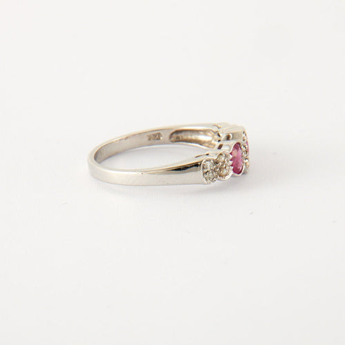 Bague 54 Bague Saphirs roses et éclats de diamants 58 Facettes