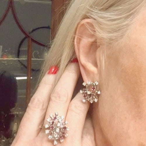 Boucles d'oreilles ENSEMBLE BAGUE BOUCLES D'OREILLES RUBIS DIAMANTS RÉTRO 58 Facettes Q925A