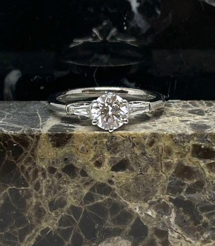 Bague Solitaire en or blanc diamant centre 0,60 ct 58 Facettes