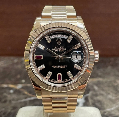 Montre ROLEX - MONTRE DAY DATE II OR ROSE 41 mm RUBIS ET DIAMANTS 58 Facettes RÉF 10008/23
