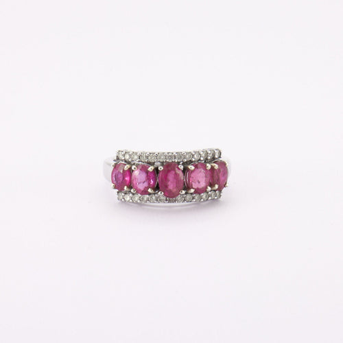 Bague 55 Bague Jarretière, rubis et diamants 58 Facettes