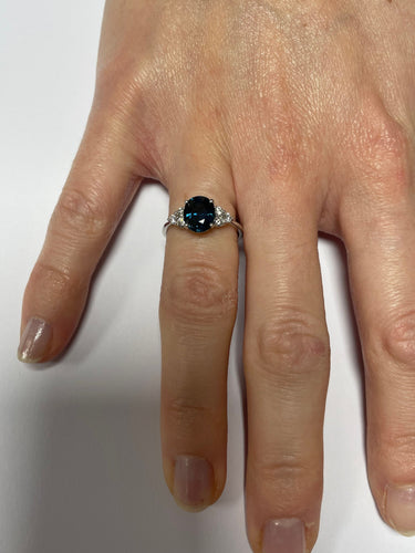 Bague Bague Saphir ovale 2.27ct Diamants 58 Facettes