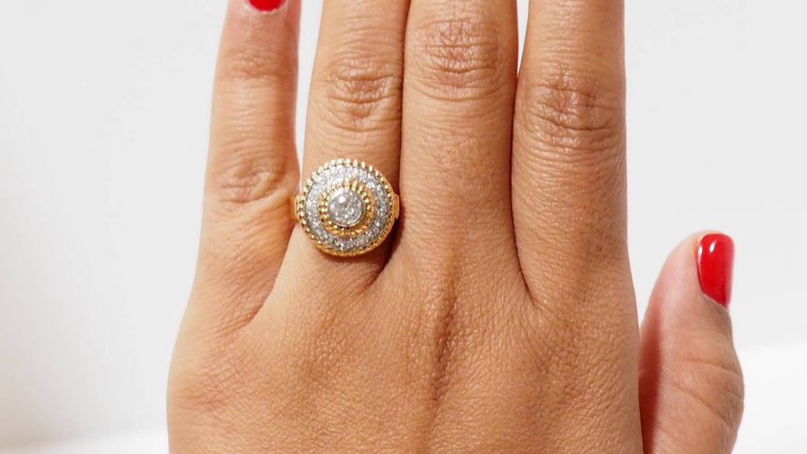 Bague Bague Rétro entourage or bicolore diamants 58 Facettes 30851
